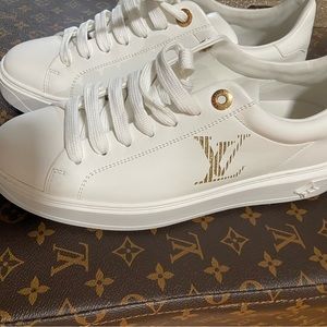 Size 40 Louis Vuitton sneakers. Worn twice.